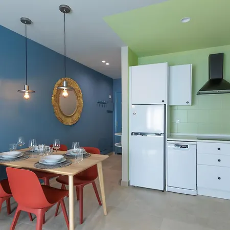 Ocean View 2 Bedrooms Flat - Air Conditioning & Free Parking & Wi-fi Daire